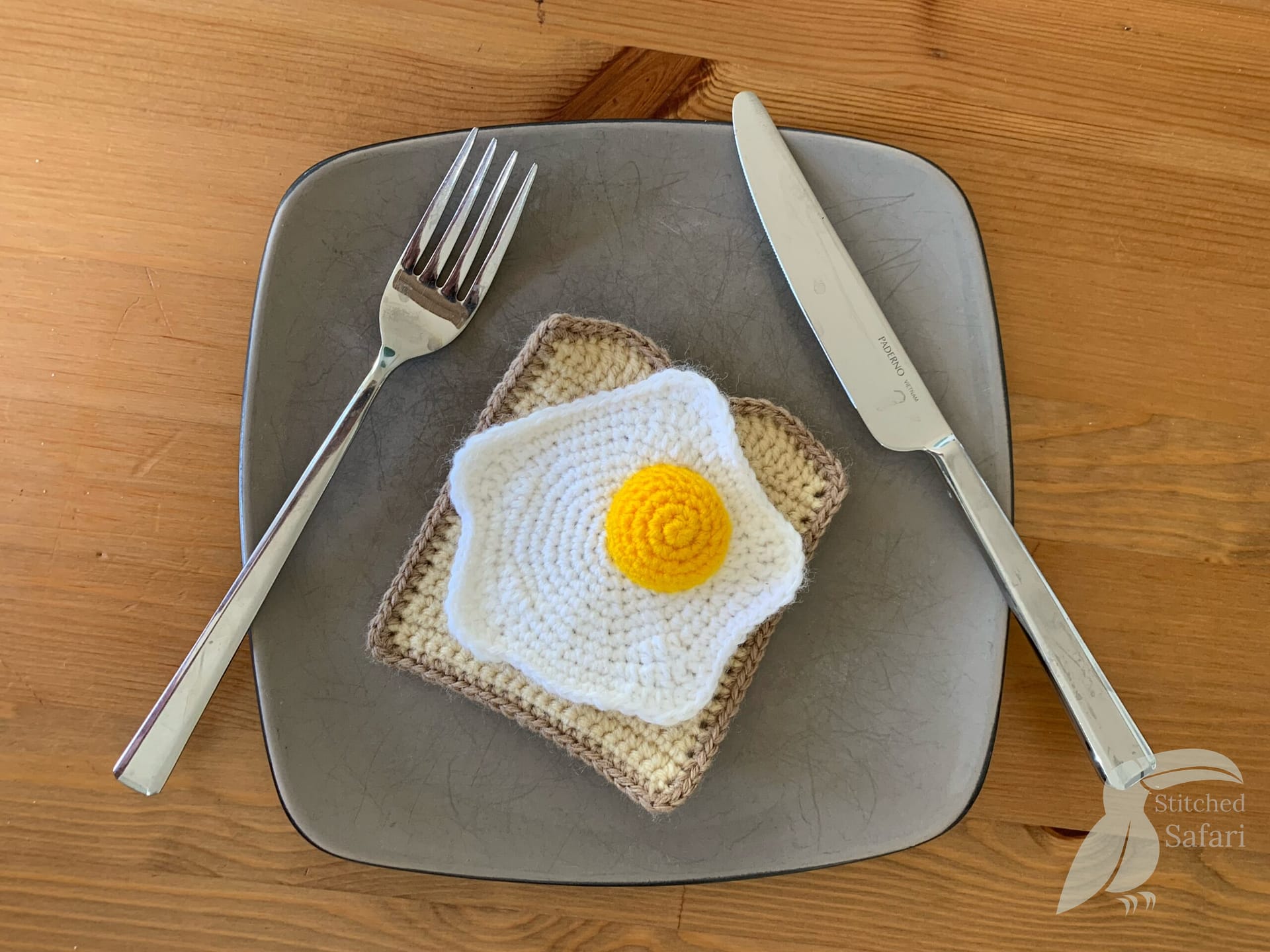 How to Crochet : Free Fried Egg Pattern - Stitched Safari